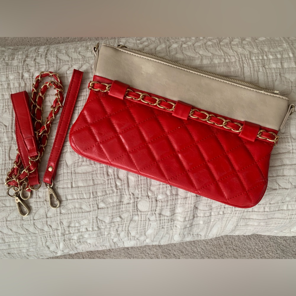 Quilted look. Gold hard wear. 2 straps. Pristine condition!